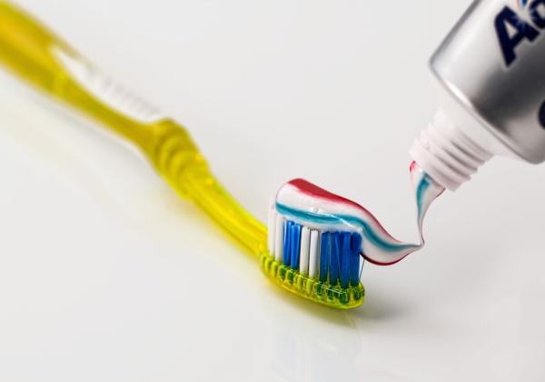 Electric-toothbrush-or-manual-toothbrush